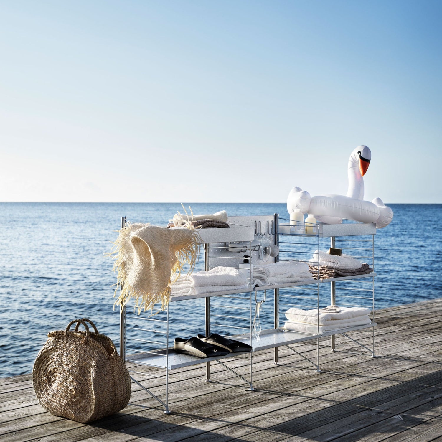 Hyllen Outdoor M fra String rommer mye. Kanskje til og med alt du trenger til en dag nede ved brygga?