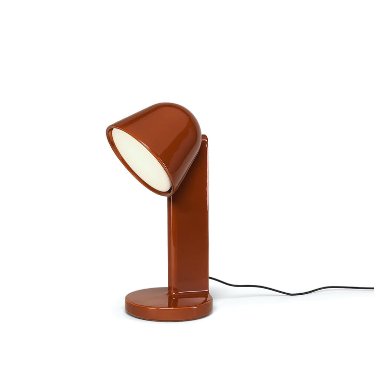 Bordlampen Céramique Down i fargen Rust Red. Denne gir deg et nedovervendt fokusert lys.