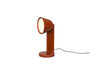 Bordlampen Céramique Side i fargen Rust Red. Denne projiserer lyset vinkelrett og er designet for å lyse opp en vegg eller et hjørne.