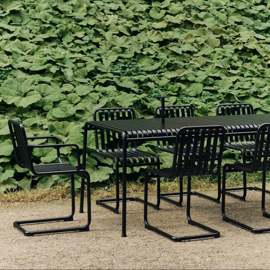 Palissade fra Hay kommer i seks farger: Kremhvit, svart, lysegrå, grønn, rustrød og galvanisert stål.