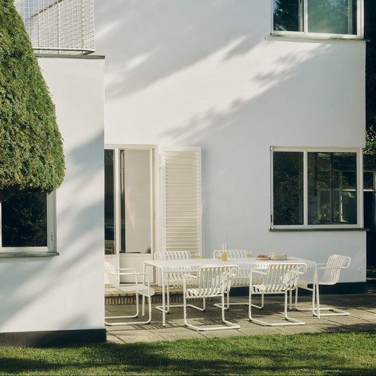 Dette er stilrene og robuste utemøbler som kan stå ute hele året, og som passer godt til norske forhold. Palissade er en moderne kolleksjon, designet av det franske brødreparet Ronan og Erwan Bouroullec for Hay. Palissade er designet for å passe inn i ulike miljøer – som hager, terrasser, balkonger, bakgårder og kafeer. Linjene er både stramme og og elegante på samme tid, og møblene er romslige og generøse uten å ta for mye plass.