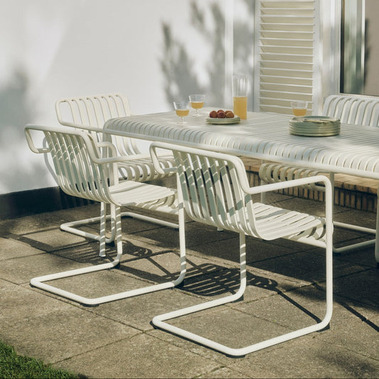 Palissade Cantilever-stolene fra Hay har et lettere uttrykk, men samme tidløse appell som resten av Palissade-serien. Den svevende rammen skaper en luftig og elegant estetikk og litt svikt i det du setter deg ned. Perfekt til lengre middagsselskaper og andre festligheter ute i det fri! Her i fargen Cream White / kremhvit