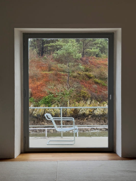 Palissade Cantilever-stolene fra Hay har et lettere uttrykk, men samme tidløse appell som resten av Palissade-serien. Den svevende rammen skaper en luftig og elegant estetikk og litt svikt i det du setter deg ned. Her ser du loungestolen Cantilever Lounge Chair Low i galvanisert utgave.