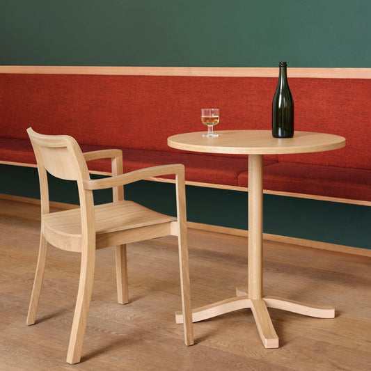 Bordet Pastis fra Hay er bygget for å vare, med autentisk håndverk av høy kvalitet. De fire elegante buede bena gir bordet en sofistikert stil.