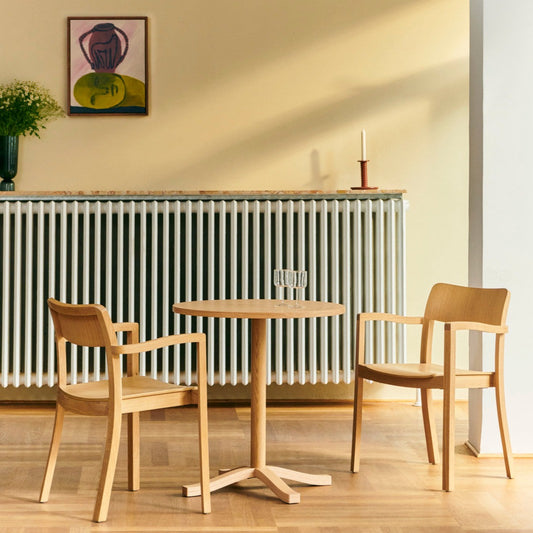 Ute etter et fint rundt bord i bistrostil? Bordet Pastis fra Hay er designet av den franske designeren Julien Renault.