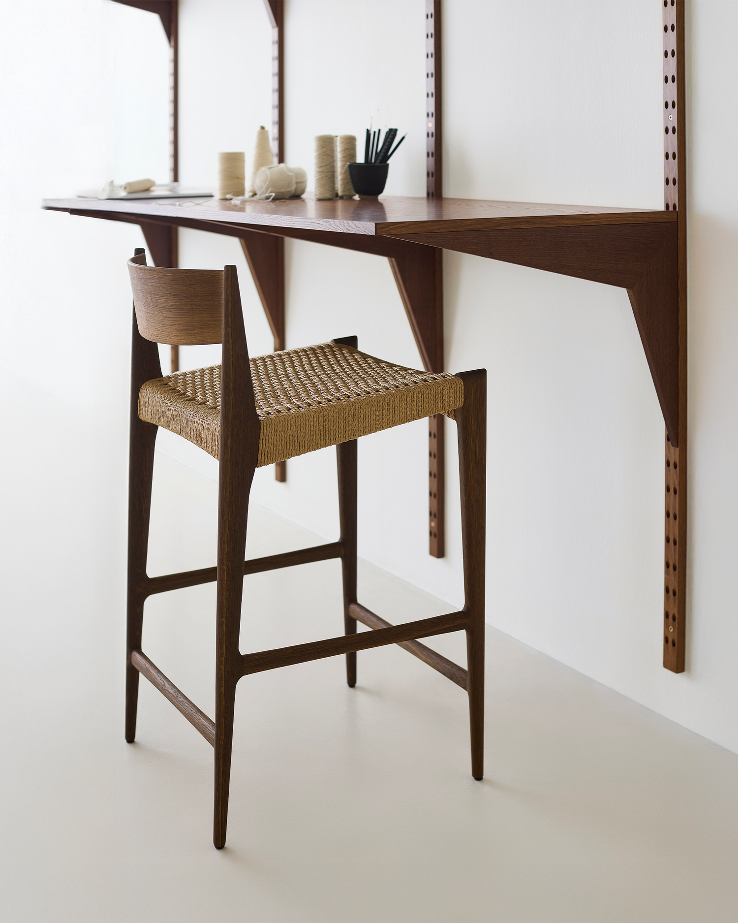 Barkrakk Pia Counter Stool i røkt eik med naturpapirsnor fra dk3.