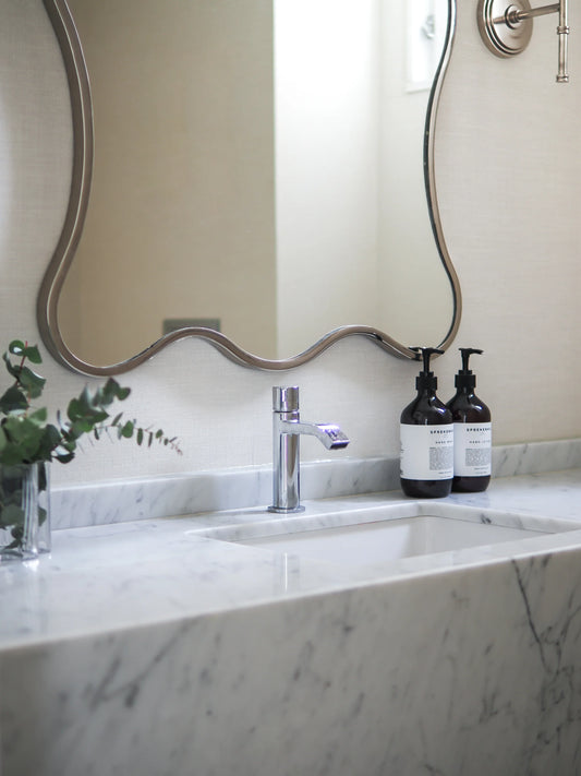 Det dekorative speilet Bonie fra Meublé med bølgekant i størrelsen 70x100 cm kommer med enten krombelagt eller polert messingramme. Nydelig på et baderom, over et konsollbord i stuen, på et soverom eller i gangen!