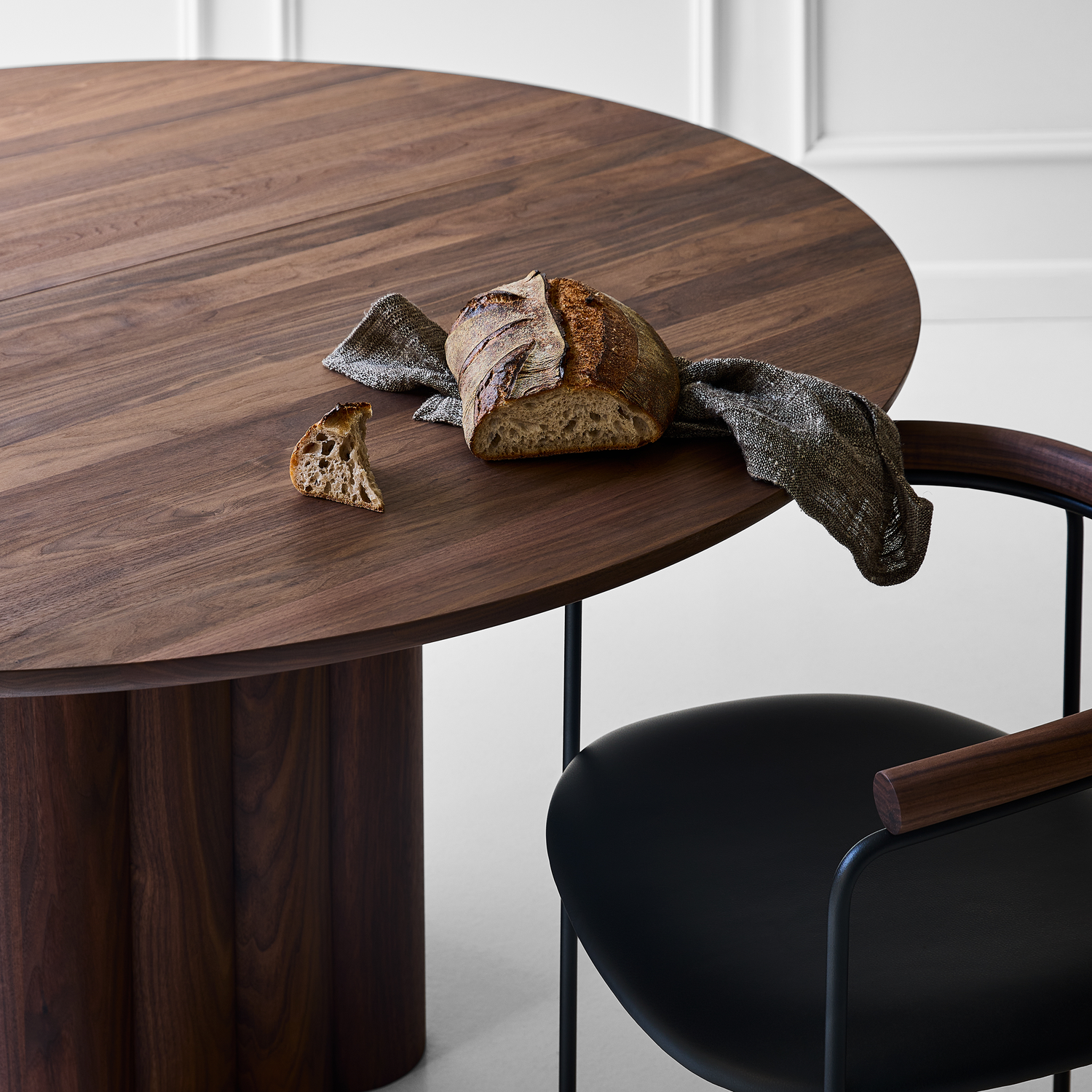 Dette er et elegant bord som kombinerer estetikk og funksjonalitet. Det er laget av heltre av høy kvalitet, med fokus på myke og organiske former – helt perfekt for et moderne og tidløst hjem.