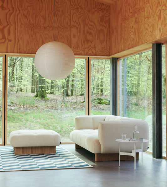 Designerne bak sofaserien Quilton fra Hay, Doshi Levien, har designet en sofa som skal kunne favne hele livet - her kan du leke, jobbe, sosialisere, sove og slappe av. Uttrykket er moderne, looken er fast, men likevel innbydende – og størrelsen er raus. Quilton Lift-serien kjennetegnes av at møblene hviler på en opphøyd base i tre, som elegant løfter møblene og skaper et lett og luftig uttrykk – som vi liker veldig godt!