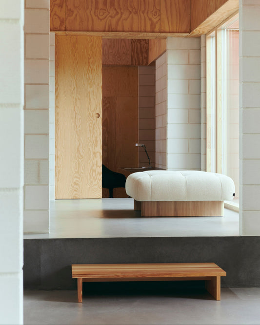 Quilton Lift-serien fra Hay, designet av Doshi Levien, består av en 2-seter, 3-seter, en dagseng – og denne puffen. Uttrykket er moderne, looken er fast, men likevel innbydende – og størrelsen er raus.