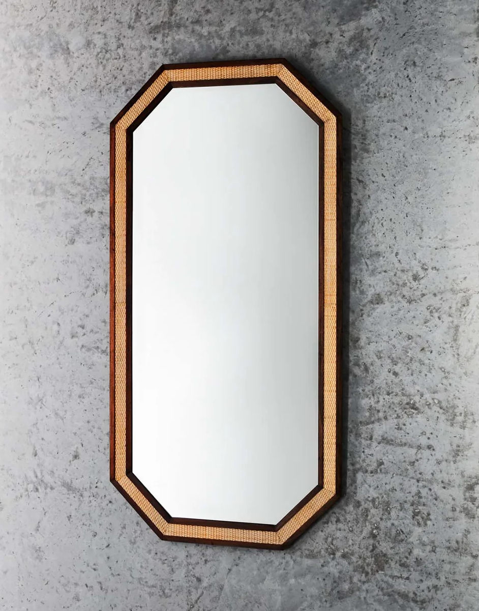 Bilde av speilet Rattan fra Dusty Deco i den største utgaven. Et dekorativt, åttekantet speil i mørkt tre og rotting. 