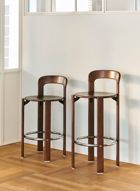 Vi elsker det karakteristiske designet på barkrakken Rey Bar Stool High fra Hay! Det tilfører nemlig enhver innredning en fin dose vintagevibber. Denne varianten av barkrakken har en setehøyde på 75 cm. Det finnes også en lavere barstol – med høyde 65 cm, i samme serie.