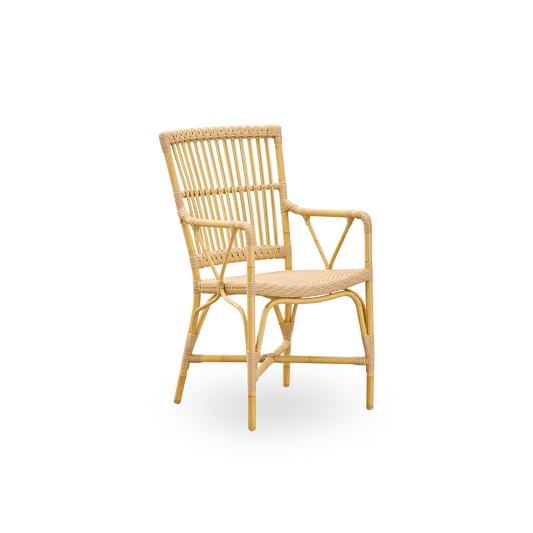 Vakker spisestol med armlener til uteplassen: Utestol Piano Dining Armchair fra Sika Design