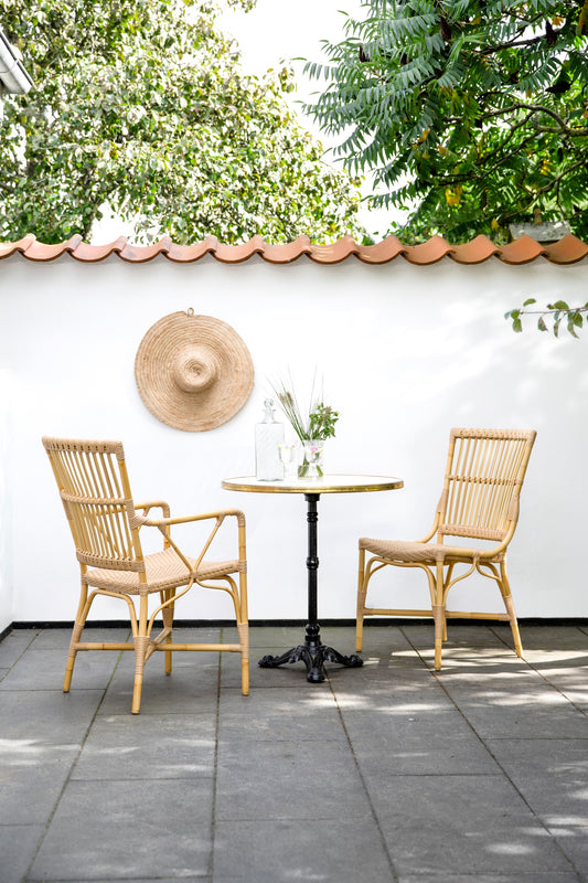 Utestolen Piano Dining Armchair fra Sika Design er en vakker spisestol designet for uteplassen, håndlaget i de værbestandige materialene Alu-Rattan og ArtFibre.