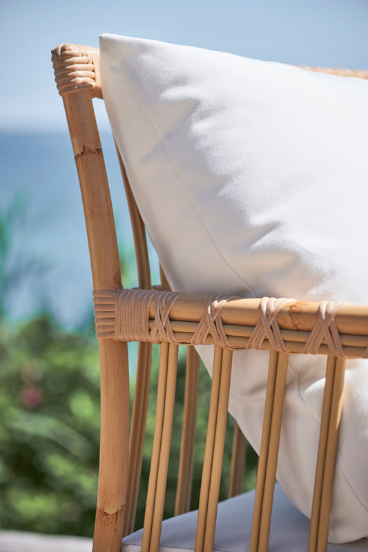 Rammen er laget i Alu-Rattan, pulverlakkert aluminium som ligner på rotting i både form og farge. Dette gjør Caroline-serien fra Sika Design til sofistikerte og innbydende utemøbler som tåler vær og vind. Velg mellom tre ulike farger på rammen: Naturfarget, mørkere brun eller hvit.