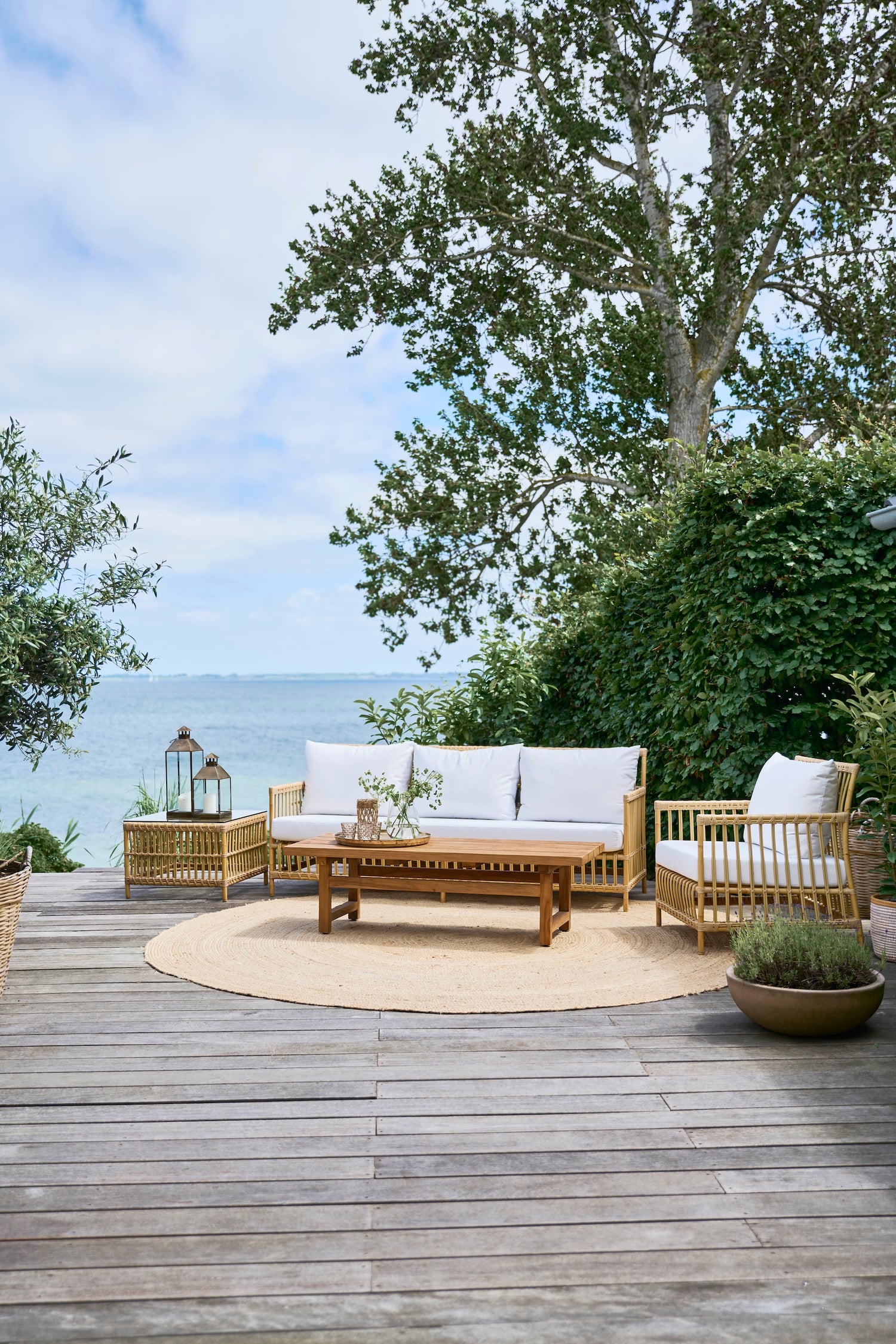 Utesofaen Caroline fra Sika Design er en elegant utendørs 3-setersofa som leveres med komfortable sitte- og ryggputer – perfekt for å nyte livet utendørs.