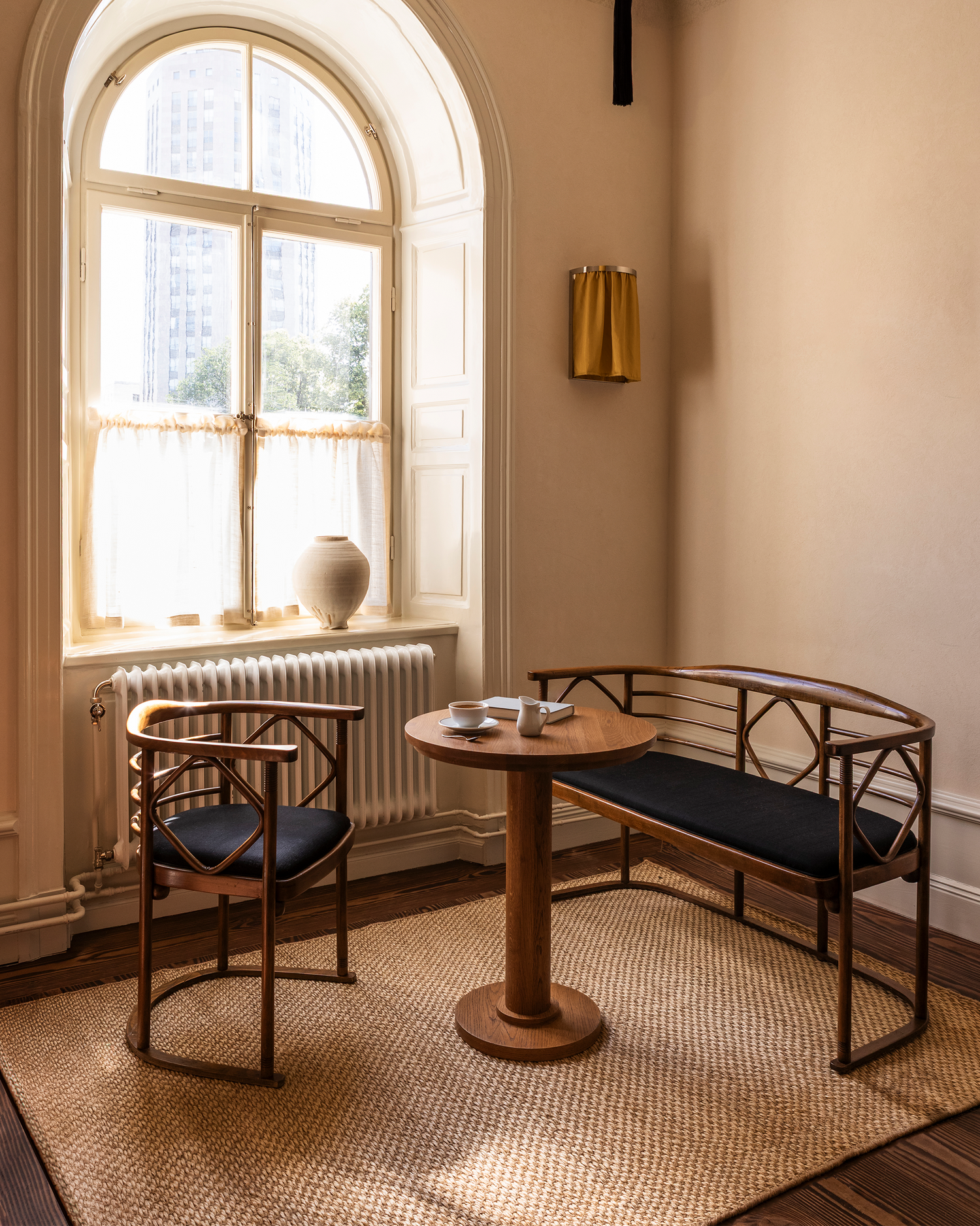 Teppe Basket Weave Sisal fra Layered i sand / Natural.