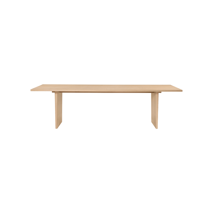 Spisebordet Private Dining Table fra Gubi i lys eik i 100x260 cm.