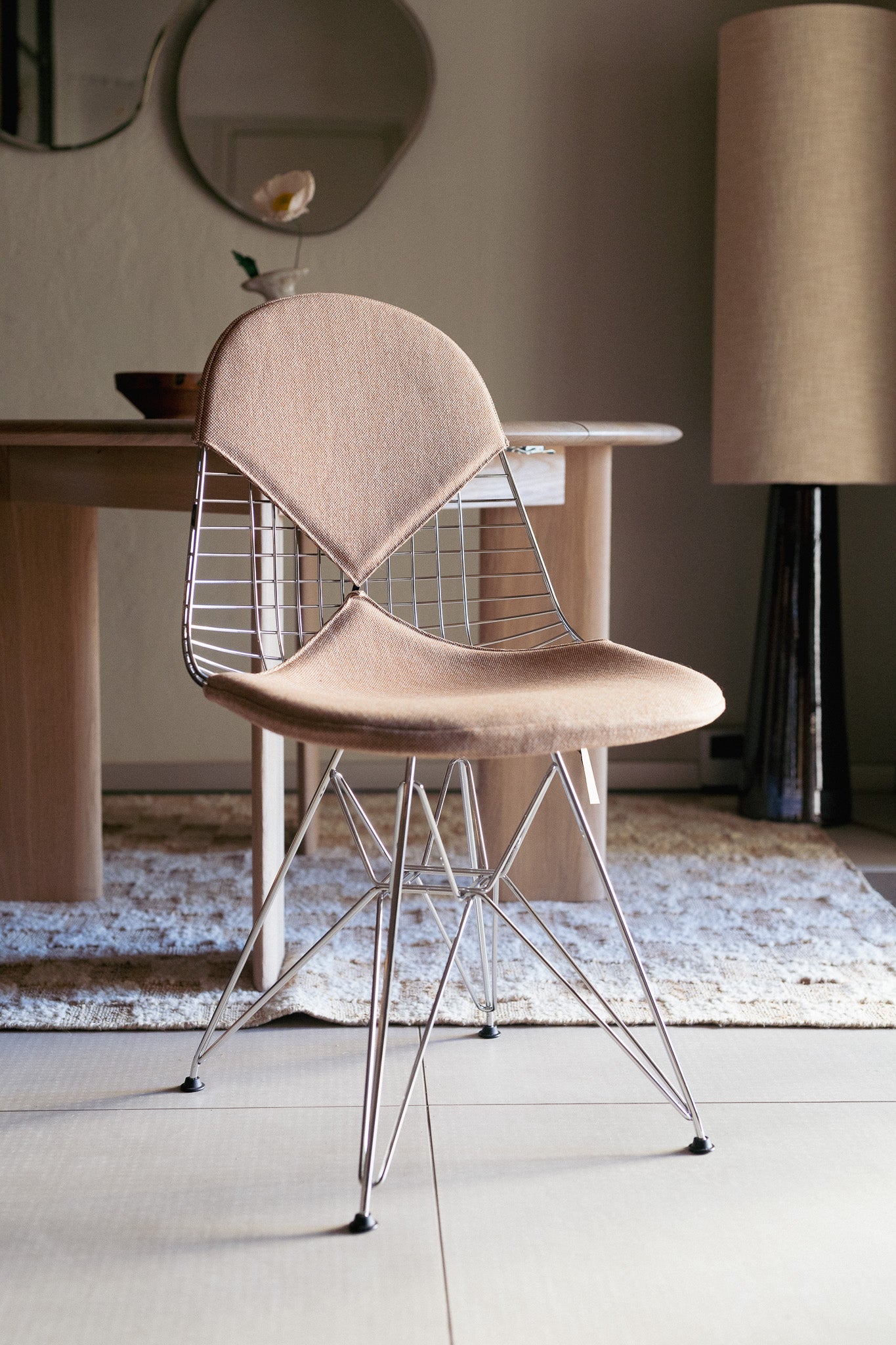 Den ikoniske stolen Wire Chair DKR-2, designet av Charles og Ray Eames for Vitra i 1951, er inspirert av formen til Eiffeltårnet, som gir den et arkitektonisk og luftig uttrykk. Med polstret sete og rygg – eller bikini, som Vitra kaller det – blir dette en superfin og skulpturell spisestol som er ekstra god å sitte i.