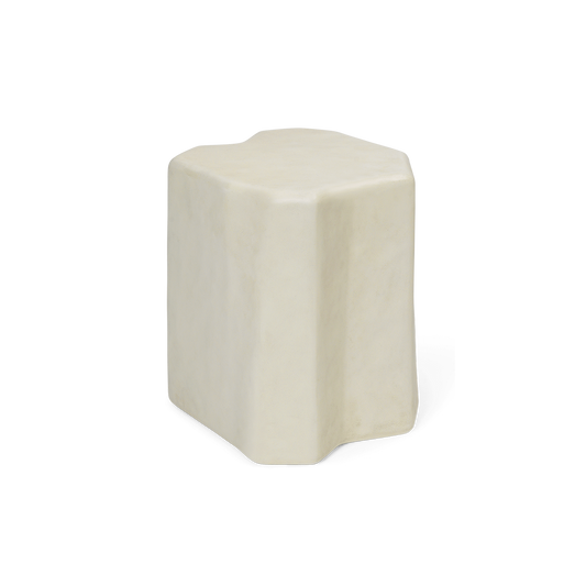 Staffa Stool Ferm Living egentlig en krakk, men er også superfin å bruke som et sidebord! Designet er inspirert av de unike vulkanske fjellformasjonene som finnes på den gamle øya Staffa i Skottland.
