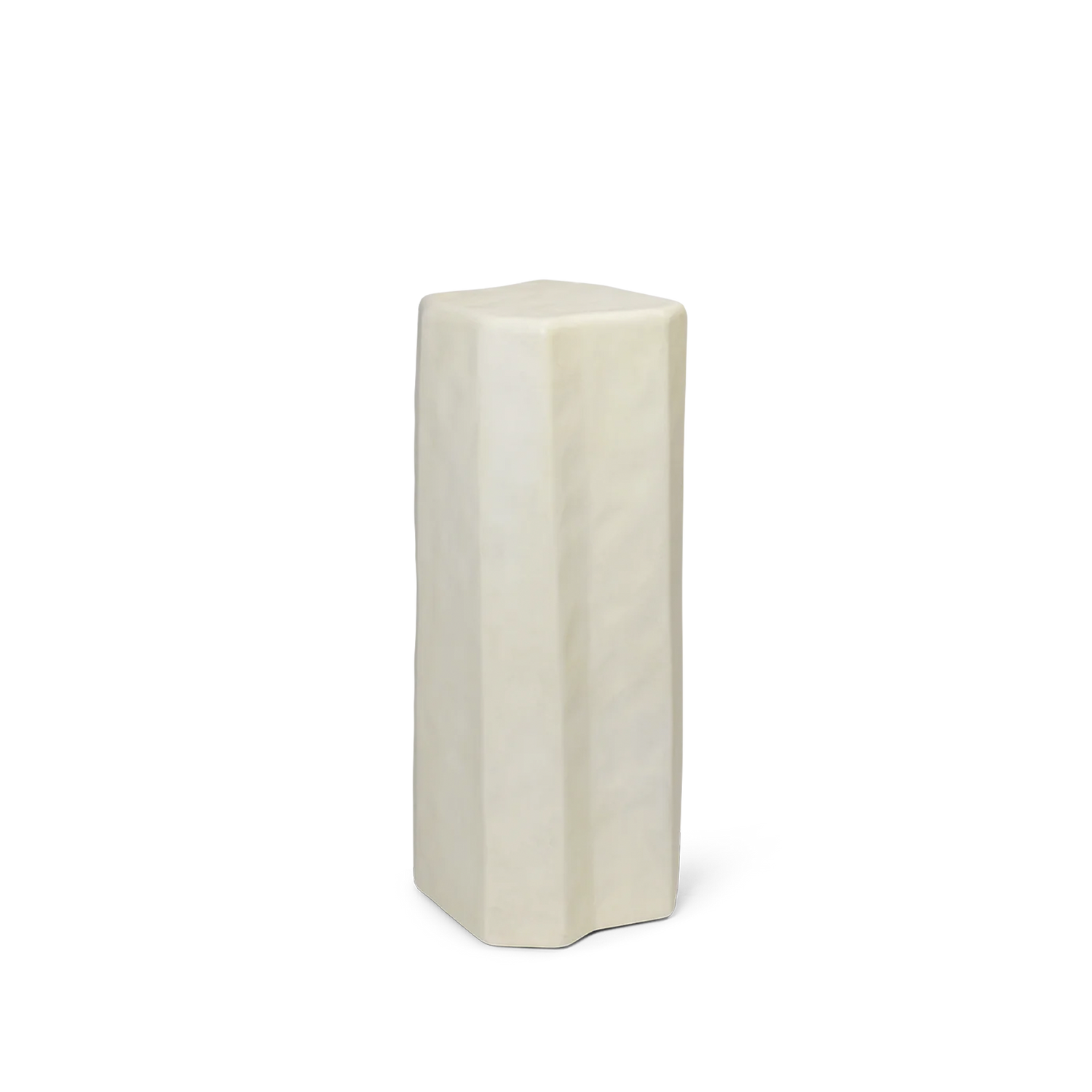 Pidestallen Staffa Pedestal i fargen Ivory fra Ferm Living er inspirert av de unike vulkanske fjellformasjonene som finnes på den gamle øya Staffa i Skottland.