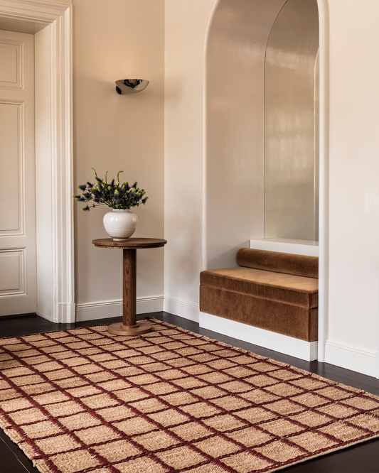 Teppe Strata Braided Jute fra Layered i fargen rød rutemønstret / Burgundy.