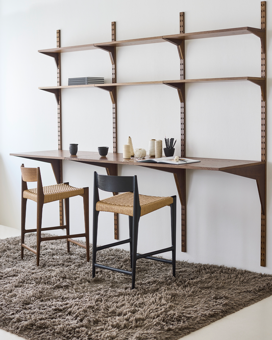 Barkrakk Pia Counter Stool i røkt eik og svartlakkert eik med naturpapirsnor fra dk3.