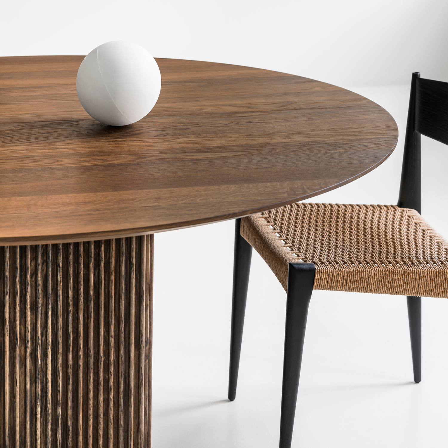 Den runde varianten av Ten Table kommer i syv ulike finisher og fem ulike størrelser som varierer fra Ø120 cm til Ø160 cm i diameter, der du også kan velge mellom to høyder på bordet.