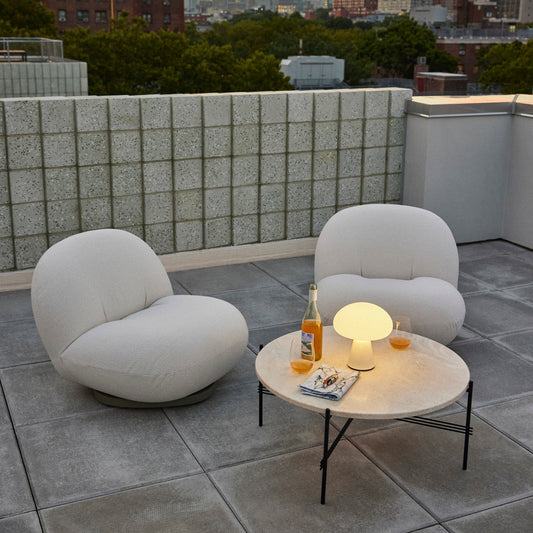 Stolen representerer godt tiåret hvor designstilen beveget seg i et kraftigere og mer framtidsrettet uttrykk, og er i dag et ikonisk loungemøbel. Nå har den også blitt tilpasset livet utendørs – og det er vi så glade for!