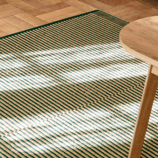 Vi liker hvordan teppet Tapis fra Hay tilfører et raffinert uttrykk og gir hjemmet et preg av natur på elegant vis. Og dette er like vakkert på soverommet som i stuen! Her i fargen Black and Green.