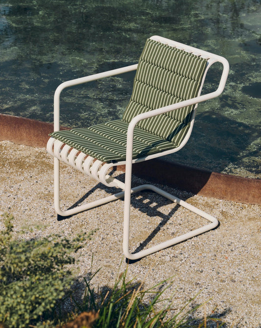 Velg mellom to størrelser: Enkel sittepute eller en kombinert lang rygg- og sittepute.
Putene er laget av slitesterk, resirkulert polyester og kommer i flere fine stripete og ensfargede varianter.