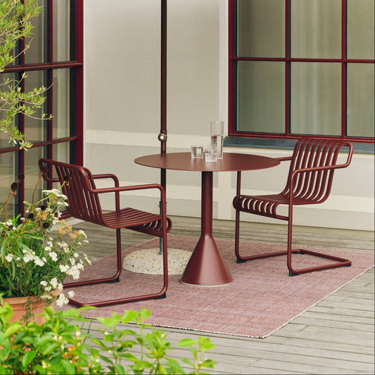 Haze-teppene fra Hay er laget av 93 % slitesterkt RPET-garn (et miljøvennlig, resirkulert polyestergarn) – noe som gjør de ideelle å bruke både utendørs og innendørs. Praktisk og fint! Teppene kommer i flere farger: Fra grønt, rustrødt og gult, til lysegrått og gråsvart og er tilgjengelig i mange størrelser. Velg mellom 140x200 cm, 170x240 cm, 200x300 cm og kvadratiske 230x230 cm. Det finnes også en løper i samme serie.