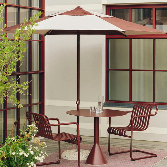 Parasollene i Terrazza-serien fra Hay kommer i to størrelser (Square / Hexagon) og flere fine farger: Fra grønne og burgunderrød parasoller til lyse gråhvite parasoller. En gul parasoll finnes også.