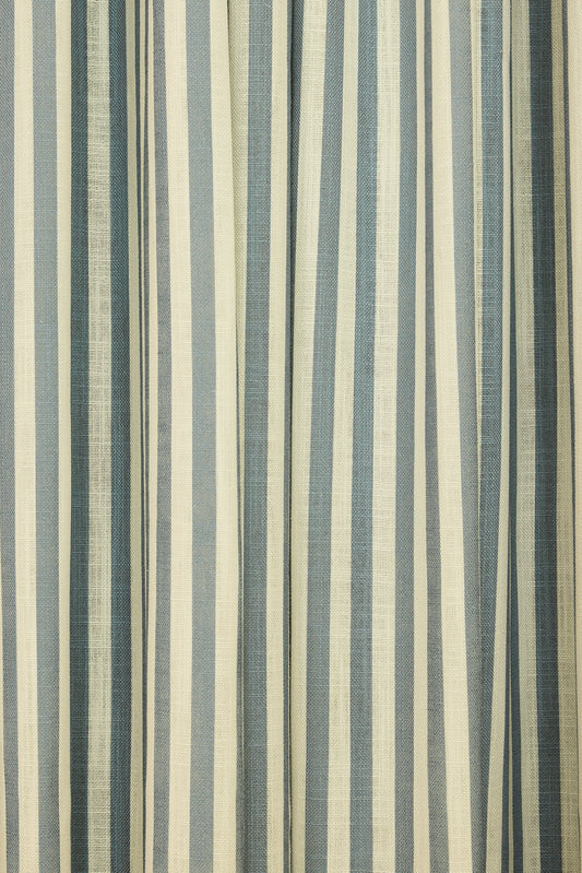 Vevd lingardin Stripe i fargen blå/ Dove Blue fra Gotain.