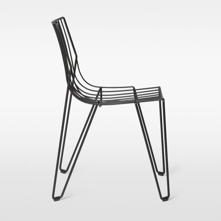 Svart utestol: Spisestolen Tio Chair fra Massproductions i fargen Black