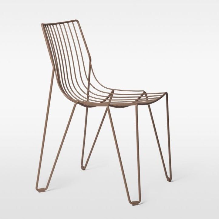 Lysebrun utestol: Spisestolen Tio Chair fra Massproductions i fargen Pale Brown