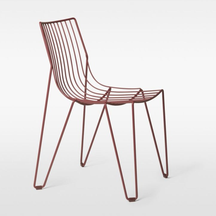 Vinrød utestol: Spisestolen Tio Chair fra Massproductions i fargen Wine Red