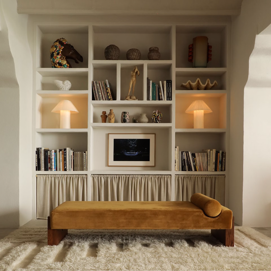 Bordlampen Paper Table Lamp fra Dusty Deco er en rispapirinspirert lampe laget av fibre fra morbærbark. Dette gir materialet en delikat og ujevn tekstur, noe som gjør at strukturen i hver lampe får en helt unik karakter.