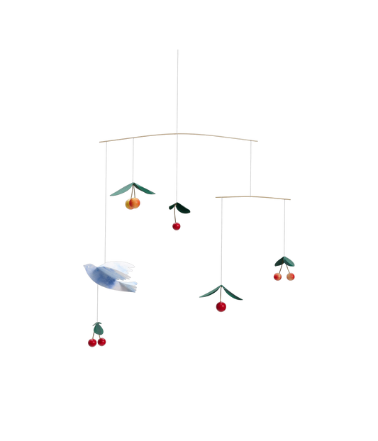 Uroen Cherry Bird designet av Carina Caia for Flensted Mobiler fanger med sine kirsebær og lille blå fugl essensen av sommer. Den er laget i lekende, naturlige farger og er lagd av eksklusive materialer – og henger like fint på et barnerom som på et voksent soverom, i en stue og på et kjøkken der du vil henge et vakkert blikkfang.
