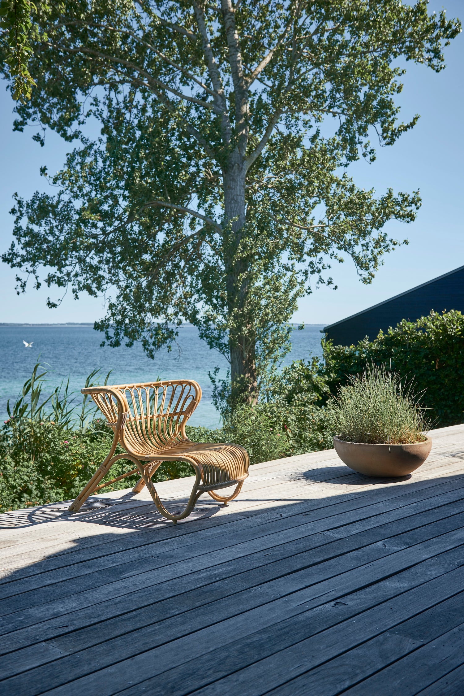 Stolen Fox fra Sika Design har organiske og myke linjer og er en prisvinnende og ikonisk utendørs lenestol designet av Viggo Boesen i 1936. Dette er en nett og vakker lenestol som passer for både klassiske og moderne uteplasser og som tåler vær og vind godt. Bonus: Stolen er like fin fra alle vinkler! Kommer med og uten pute.