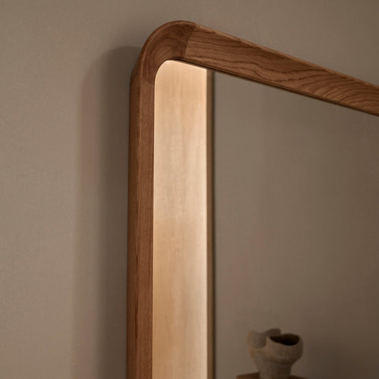 Speilet VLA62 Radio House Mirror fra Carl Hansen & Søn er laget av FSC™-sertifisert heltre eik, og består av åtte nøye sammensatte deler der treverkets årer følger en kontinuerlig linje.