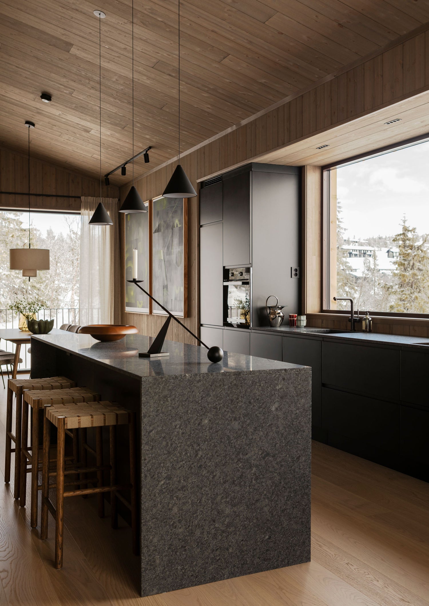 4. Kjøkken inspiasjopn hytte: Et moderne hyttekjøkken i stein blir varmt og koselig med møbler og detaljer i treverk.
