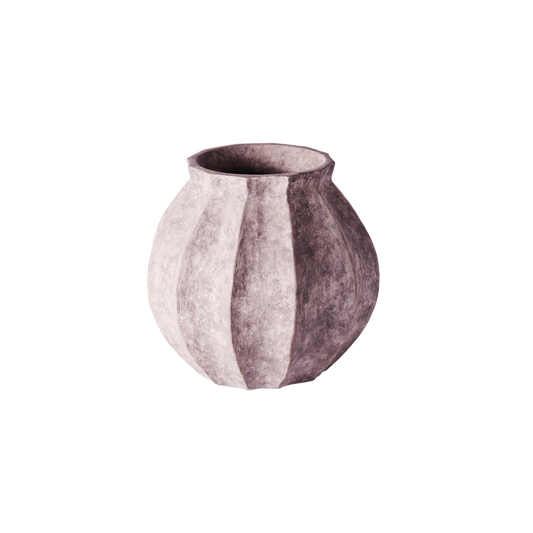 De vakre vasene Wedges fra Dusty Deco kommer i to farger, Grey/ Beige og Black/ Sort og har et matt belegg som gir en naturlig overflatestruktur.