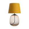 Gul lampeskjerm: Bordlampe Austra fra Hadeland Glassverk med lampefot i brunt glass, gul vinklet tekstilskjerm og svarte detaljer.