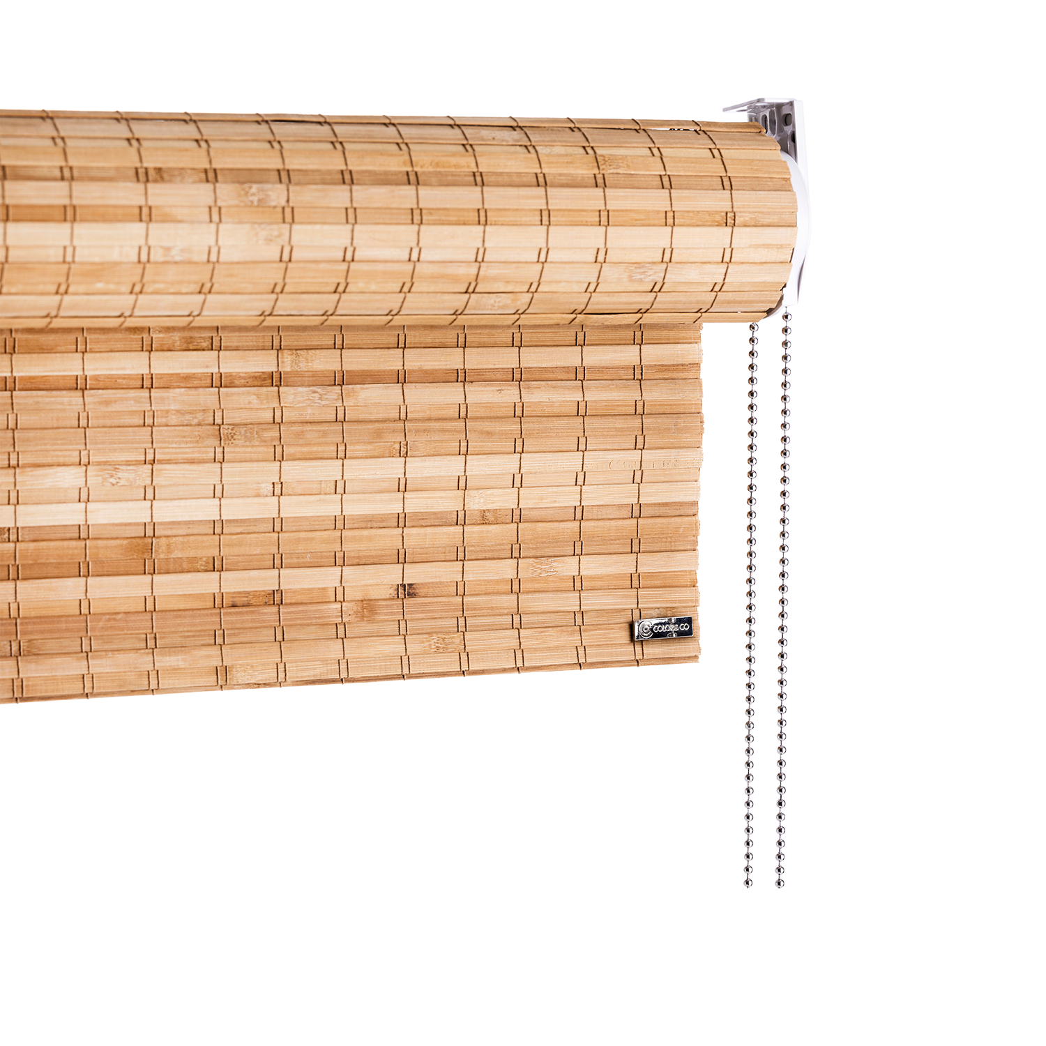 Rullegardin heldekkende bambus brun fra Color&Co med kjedetrekk: En elegant rullegardin i brun bambus, med ca. 0,9 cm brede overlappende bambuspinner vevet sammen med lys brun tråd, og varmebehandlet for å gi bambusen en fin brunfarge. Gardinen har ca. 90% lysskjerming, og gjør seg perfekt når du trenger en tettere solskjerming, for eksempel til tv-stuen eller soverommet.