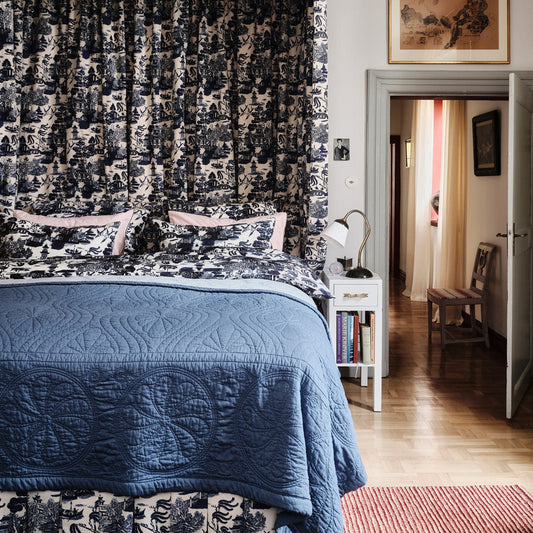 Ytterstoffet til sengeteppet Durham fra Mille Notti er laget av bomullsvoile, som gir sengeteppet en myk, lett og behagelig tekstur, mens fyll av bomullsvatt gir det en lun og voluminøs følelse.