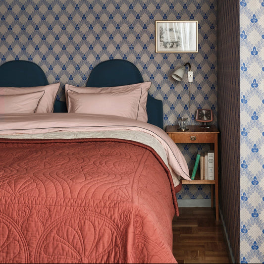 Sengeteppene Durham er designet av Beata Heuman for Mille Notti, og er et vakkert samarbeid som forener britisk eleganse med skandinavisk tekstiltradisjon.