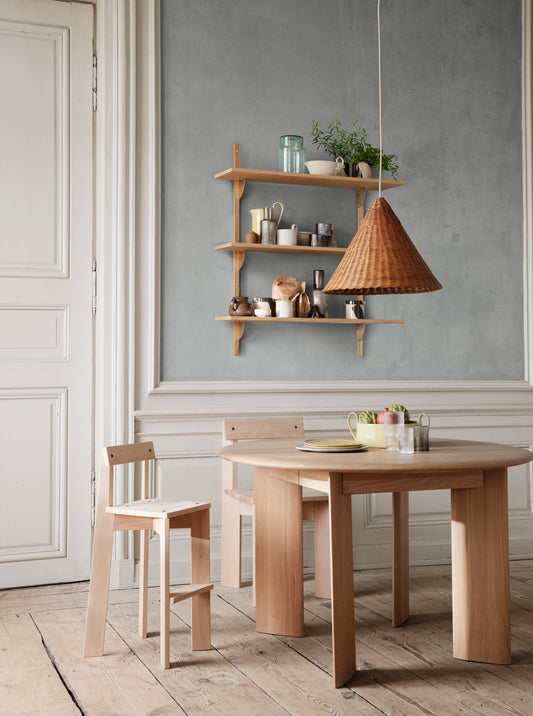 Lampeskjermene Dou, i håndflettet rotting, fra Ferm living vil tilføre tekstur, taktilitet og personlighet til interiøret ditt!