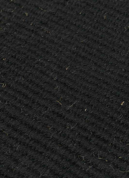 Løperen kommer i to farger, olivengrønt og svart, med naturfargede frynser i endene.