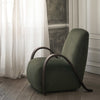 En lenestol til begjær: Den vintageinspirerte lenestolen Buur Lounge Chair fra Ferm Living blir et nydelig statementmøbel i ethvert rom den plasseres i! Velg mellom to ulike varianter – en dypgrønn velur eller en kremfarget bouclé. 